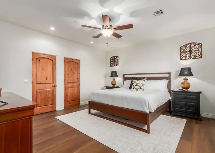 5br, 3 Den Oasis With Pool, Hot Tub And Fountain Views *