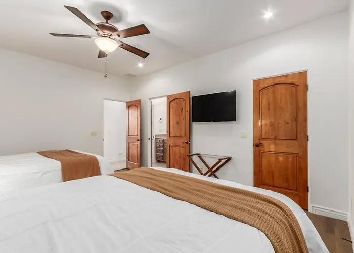 5br, 3 Den Oasis With Pool, Hot Tub And Fountain Views Holiday home